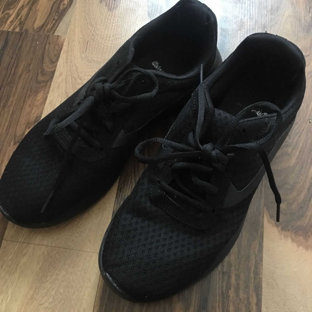 All black tennis shoes